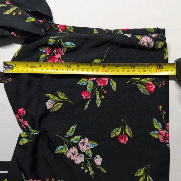 Floral Black Puff Sleeve Top Size Small - Picture 4 of 7